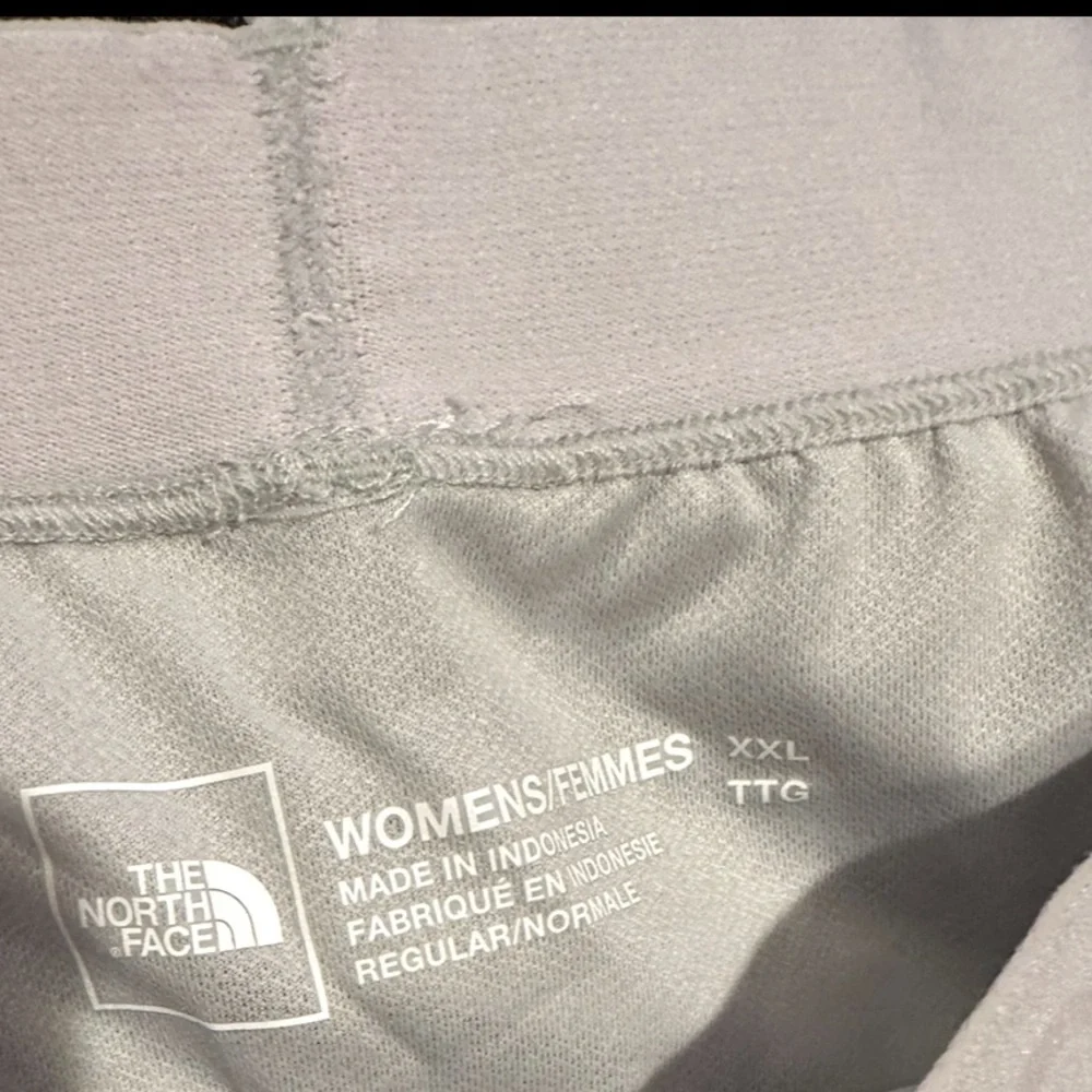 The North Face Women's Light Gray Athletic Wander Pullon Shorts xxl